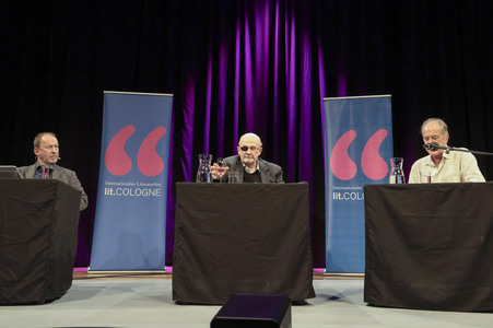 Ulrich Noethen und Salman Rushdie auf der lit.Cologne 2026