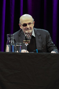 Ulrich Noethen und Salman Rushdie auf der lit.Cologne 2026