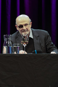 Ulrich Noethen und Salman Rushdie auf der lit.Cologne 2026