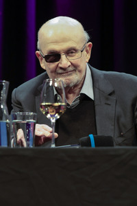 Ulrich Noethen und Salman Rushdie auf der lit.Cologne 2026