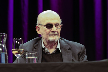 Ulrich Noethen und Salman Rushdie auf der lit.Cologne 2026