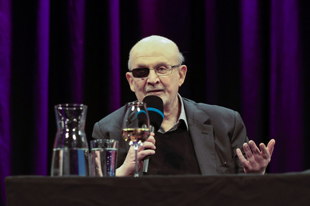 Ulrich Noethen und Salman Rushdie auf der lit.Cologne 2026