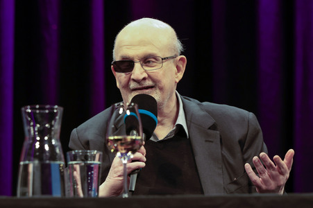 Ulrich Noethen und Salman Rushdie auf der lit.Cologne 2026