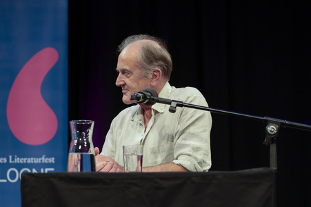 Ulrich Noethen und Salman Rushdie auf der lit.Cologne 2026
