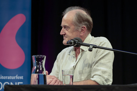 Ulrich Noethen und Salman Rushdie auf der lit.Cologne 2026