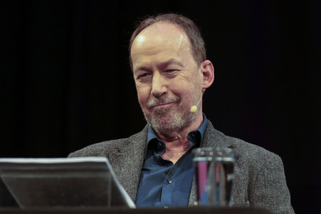 Ulrich Noethen und Salman Rushdie auf der lit.Cologne 2026