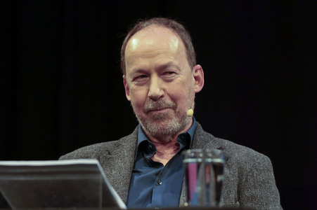 Ulrich Noethen und Salman Rushdie auf der lit.Cologne 2026