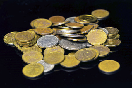 Symbolfoto D-Mark- und Pfennig Münzen