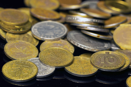 Symbolfoto D-Mark- und Pfennig Münzen