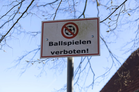 Symbolfoto 'Ballspielen verboten!'