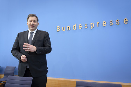 Bundespressekonferenz 'Regierungsentwurf zu den Haushaltseckwerten 2027 und dem Finanzplan 2028-2030' in Berlin