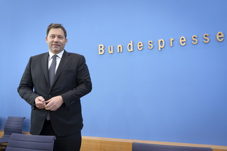 Bundespressekonferenz 'Regierungsentwurf zu den Haushaltseckwerten 2027 und dem Finanzplan 2028-2030' in Berlin