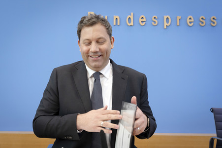 Bundespressekonferenz 'Regierungsentwurf zu den Haushaltseckwerten 2027 und dem Finanzplan 2028-2030' in Berlin