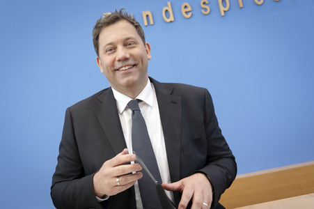 Bundespressekonferenz 'Regierungsentwurf zu den Haushaltseckwerten 2027 und dem Finanzplan 2028-2030' in Berlin