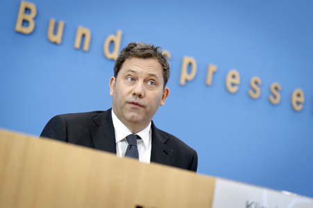 Bundespressekonferenz 'Regierungsentwurf zu den Haushaltseckwerten 2027 und dem Finanzplan 2028-2030' in Berlin
