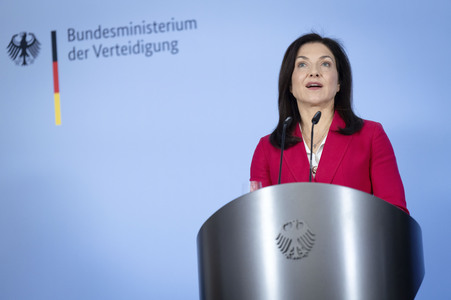 Pressestatement von Boris Pistorius, Lars Klingbeil und Katherina Reiche in Berlin