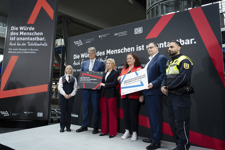 Vorstellung der Kampagne 'Die Würde des Menschen ist unantastbar - Auch für alle in Uniform' in Berlin
