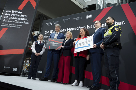 Vorstellung der Kampagne 'Die Würde des Menschen ist unantastbar - Auch für alle in Uniform' in Berlin