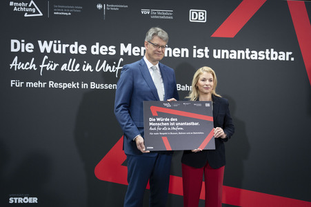 Vorstellung der Kampagne 'Die Würde des Menschen ist unantastbar - Auch für alle in Uniform' in Berlin