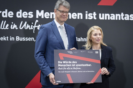 Vorstellung der Kampagne 'Die Würde des Menschen ist unantastbar - Auch für alle in Uniform' in Berlin