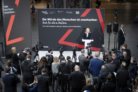 Vorstellung der Kampagne 'Die Würde des Menschen ist unantastbar - Auch für alle in Uniform' in Berlin