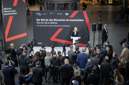 Vorstellung der Kampagne 'Die Würde des Menschen ist unantastbar - Auch für alle in Uniform' in Berlin