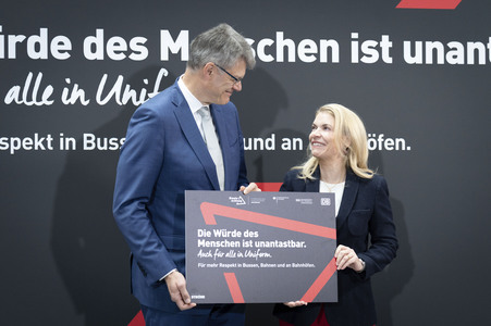 Vorstellung der Kampagne 'Die Würde des Menschen ist unantastbar - Auch für alle in Uniform' in Berlin