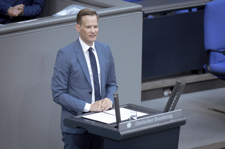 77. Sitzung des Deutschen Bundestages in Berlin