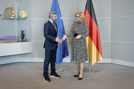 Bundestagspräsidentin Julia Klöckner empfängt den Außenminister der VAE in Berlin