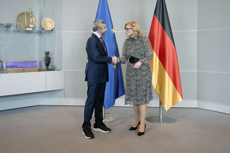 Bundestagspräsidentin Julia Klöckner empfängt den Außenminister der VAE in Berlin
