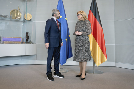 Bundestagspräsidentin Julia Klöckner empfängt den Außenminister der VAE in Berlin