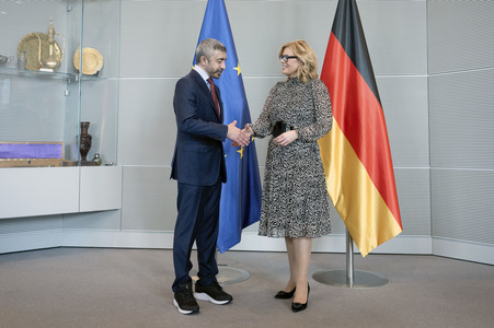 Bundestagspräsidentin Julia Klöckner empfängt den Außenminister der VAE in Berlin