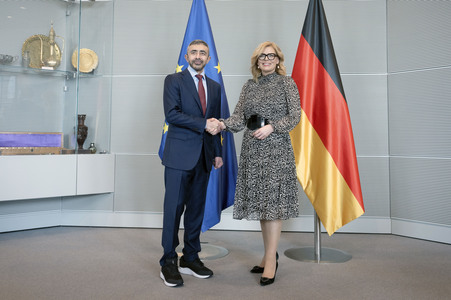 Bundestagspräsidentin Julia Klöckner empfängt den Außenminister der VAE in Berlin