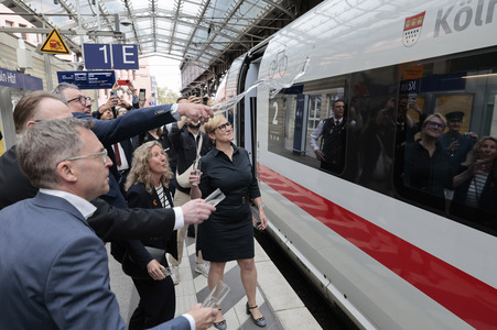 ICE-Zugtaufe im Kölner Hauptbahnof