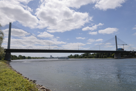 Gesperrte Friedrich-Ebert-Brücke/Nordbrücke in Bonn