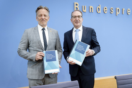 Bundespressekonferenz 'Vorstellung der Statistik politisch motivierter Kriminalität 2025' in Berlin