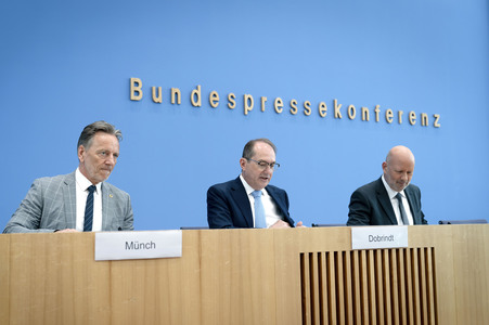 Bundespressekonferenz 'Vorstellung der Statistik politisch motivierter Kriminalität 2025' in Berlin