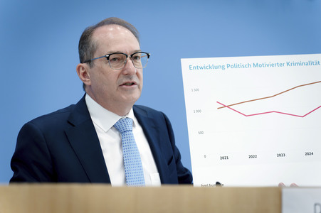 Bundespressekonferenz 'Vorstellung der Statistik politisch motivierter Kriminalität 2025' in Berlin
