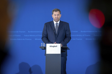 Pressekonferenz mit Lars Klingbeil zur Vorstellung des ersten IIB Berichtes in Berlin