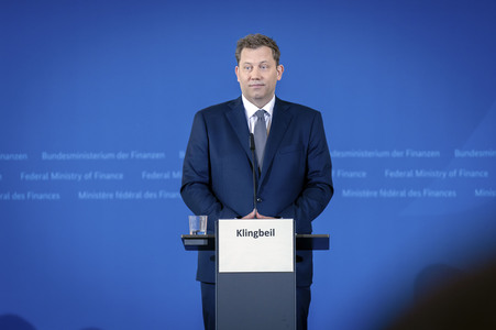 Pressekonferenz mit Lars Klingbeil zur Vorstellung des ersten IIB Berichtes in Berlin
