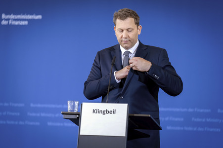 Pressekonferenz mit Lars Klingbeil zur Vorstellung des ersten IIB Berichtes in Berlin