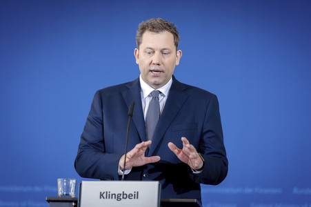 Pressekonferenz mit Lars Klingbeil zur Vorstellung des ersten IIB Berichtes in Berlin