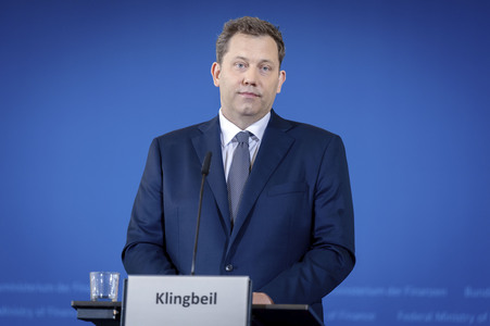 Pressekonferenz mit Lars Klingbeil zur Vorstellung des ersten IIB Berichtes in Berlin