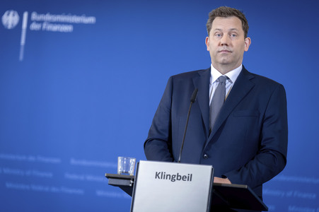 Pressekonferenz mit Lars Klingbeil zur Vorstellung des ersten IIB Berichtes in Berlin