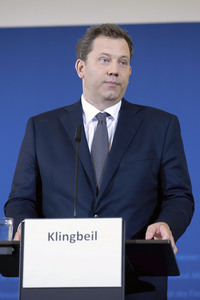Pressekonferenz mit Lars Klingbeil zur Vorstellung des ersten IIB Berichtes in Berlin