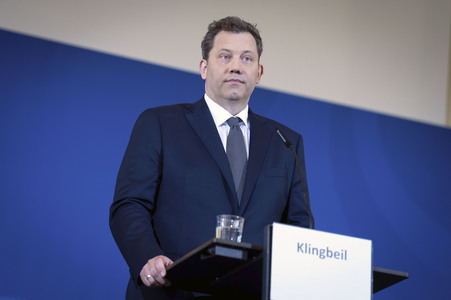 Pressekonferenz mit Lars Klingbeil zur Vorstellung des ersten IIB Berichtes in Berlin