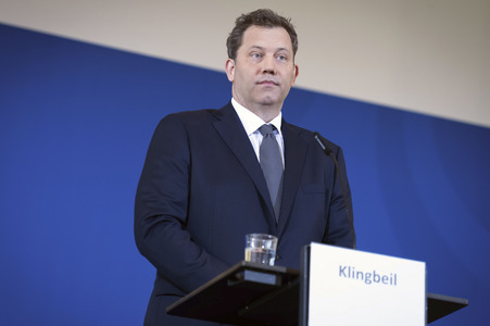 Pressekonferenz mit Lars Klingbeil zur Vorstellung des ersten IIB Berichtes in Berlin
