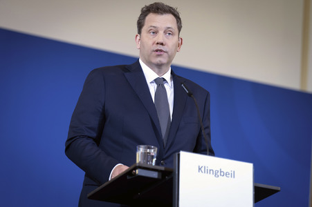 Pressekonferenz mit Lars Klingbeil zur Vorstellung des ersten IIB Berichtes in Berlin
