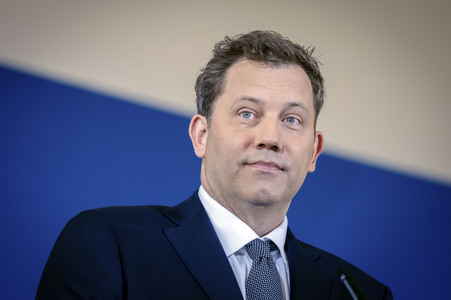 Pressekonferenz mit Lars Klingbeil zur Vorstellung des ersten IIB Berichtes in Berlin