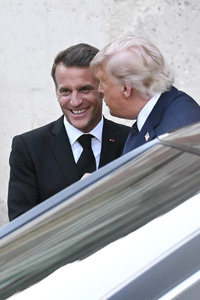 Präsident Macron empfängt Präsident Trump in Versailles